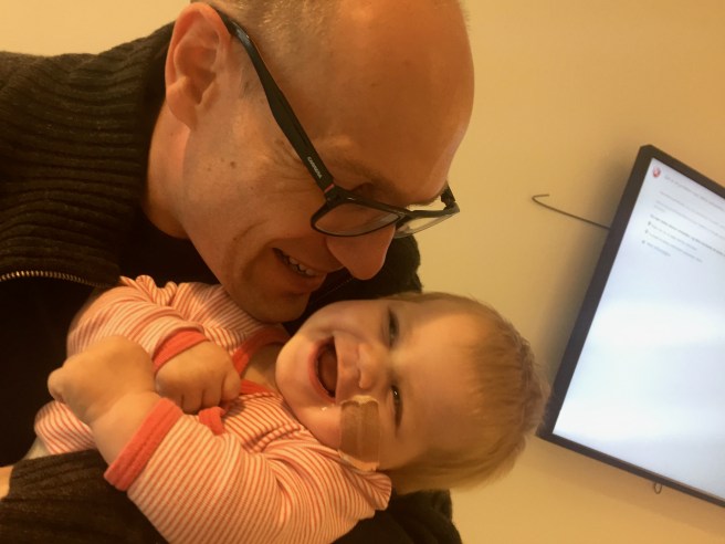 Rora og pappa på sykehuset for å sette ny sonde